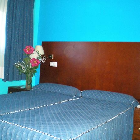 Auto Check In Hotel Las Nieves Jaca Esterno foto
