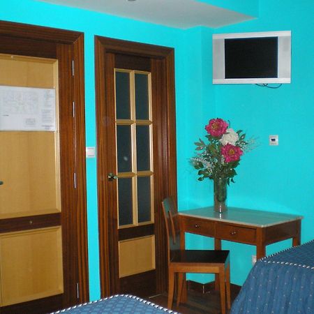 Auto Check In Hotel Las Nieves Jaca Esterno foto