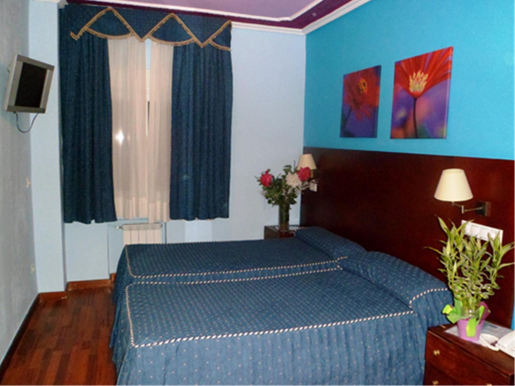 Auto Check In Hotel Las Nieves Jaca Esterno foto