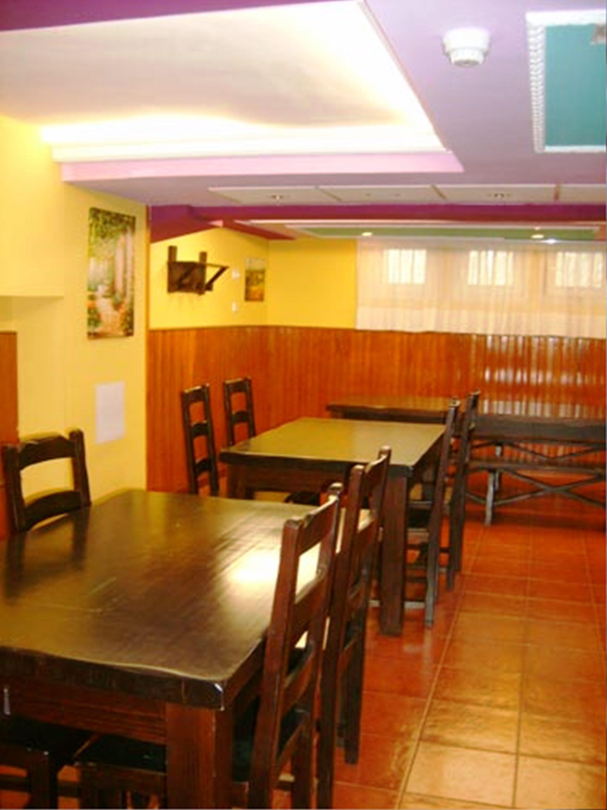 Auto Check In Hotel Las Nieves Jaca Esterno foto