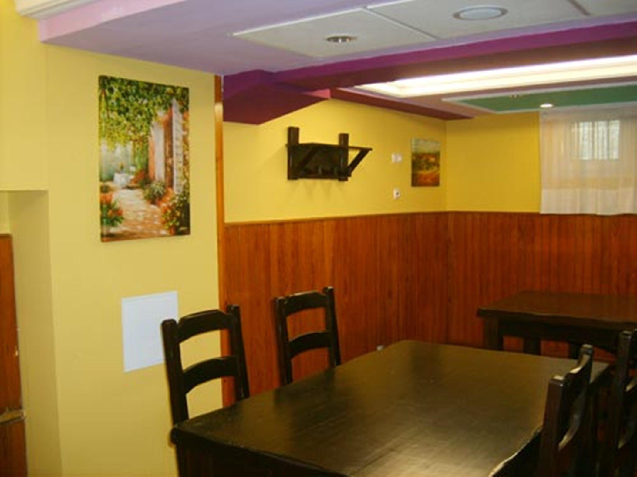 Auto Check In Hotel Las Nieves Jaca Esterno foto