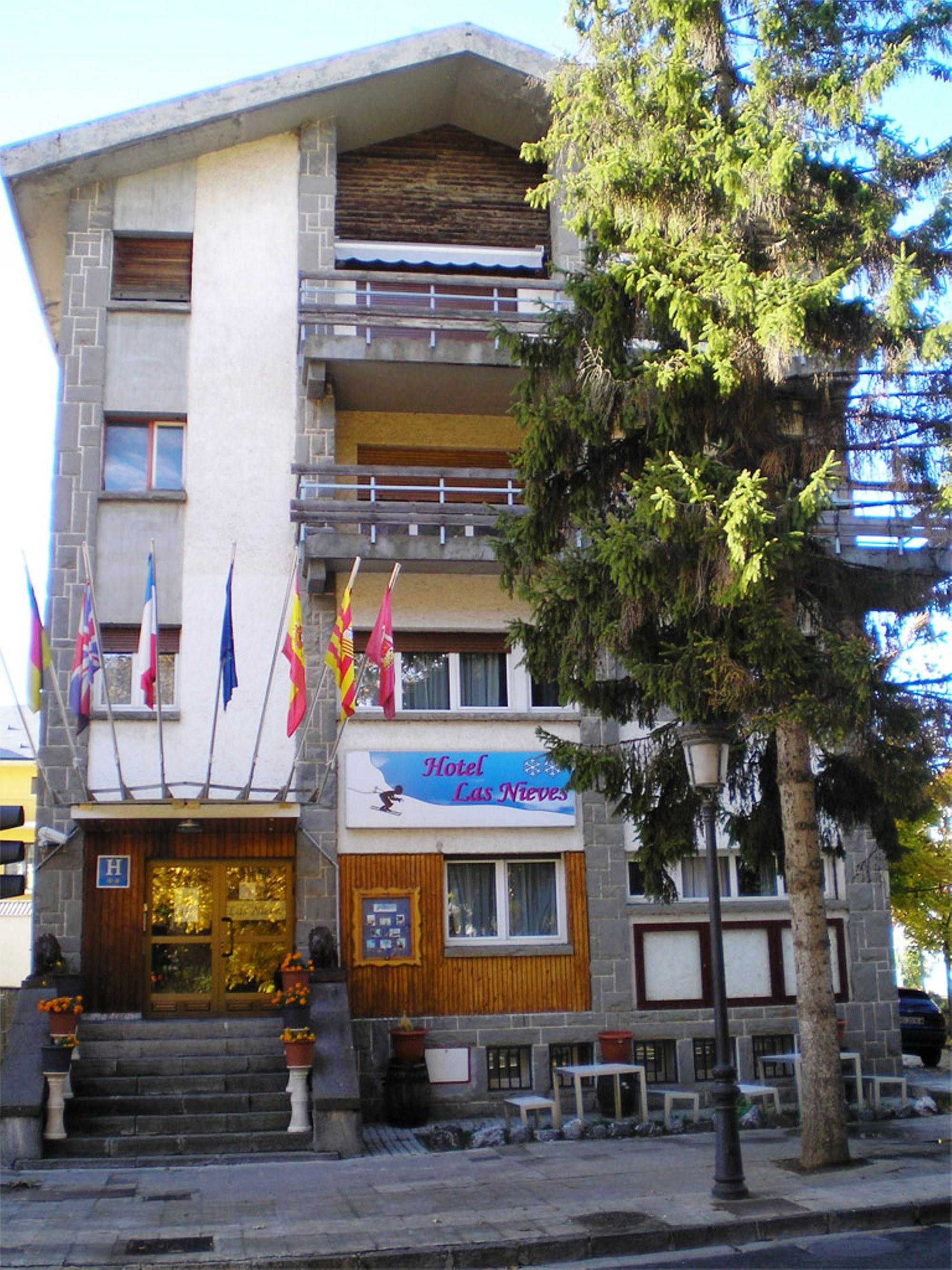 Auto Check In Hotel Las Nieves Jaca Esterno foto
