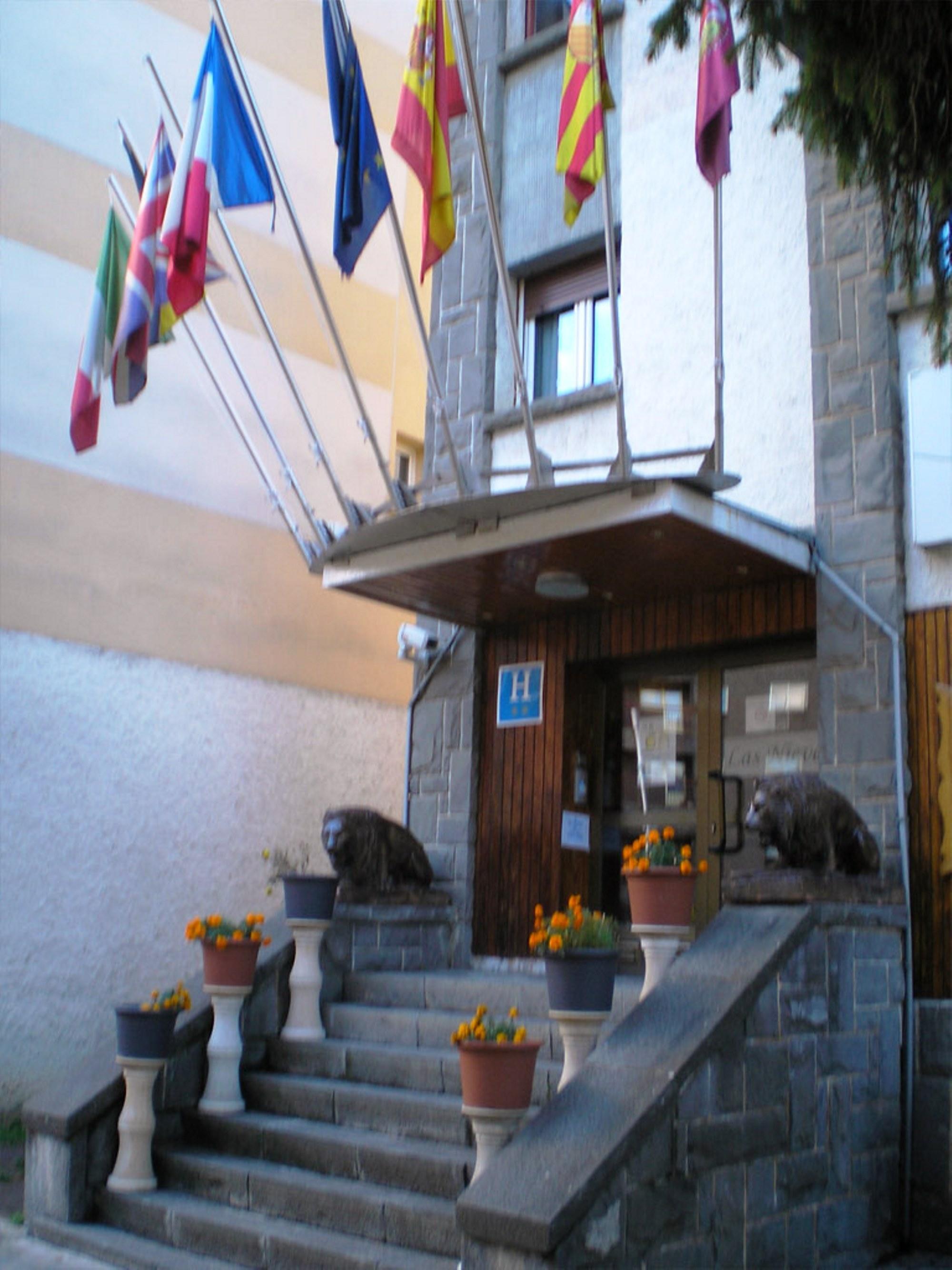 Auto Check In Hotel Las Nieves Jaca Esterno foto