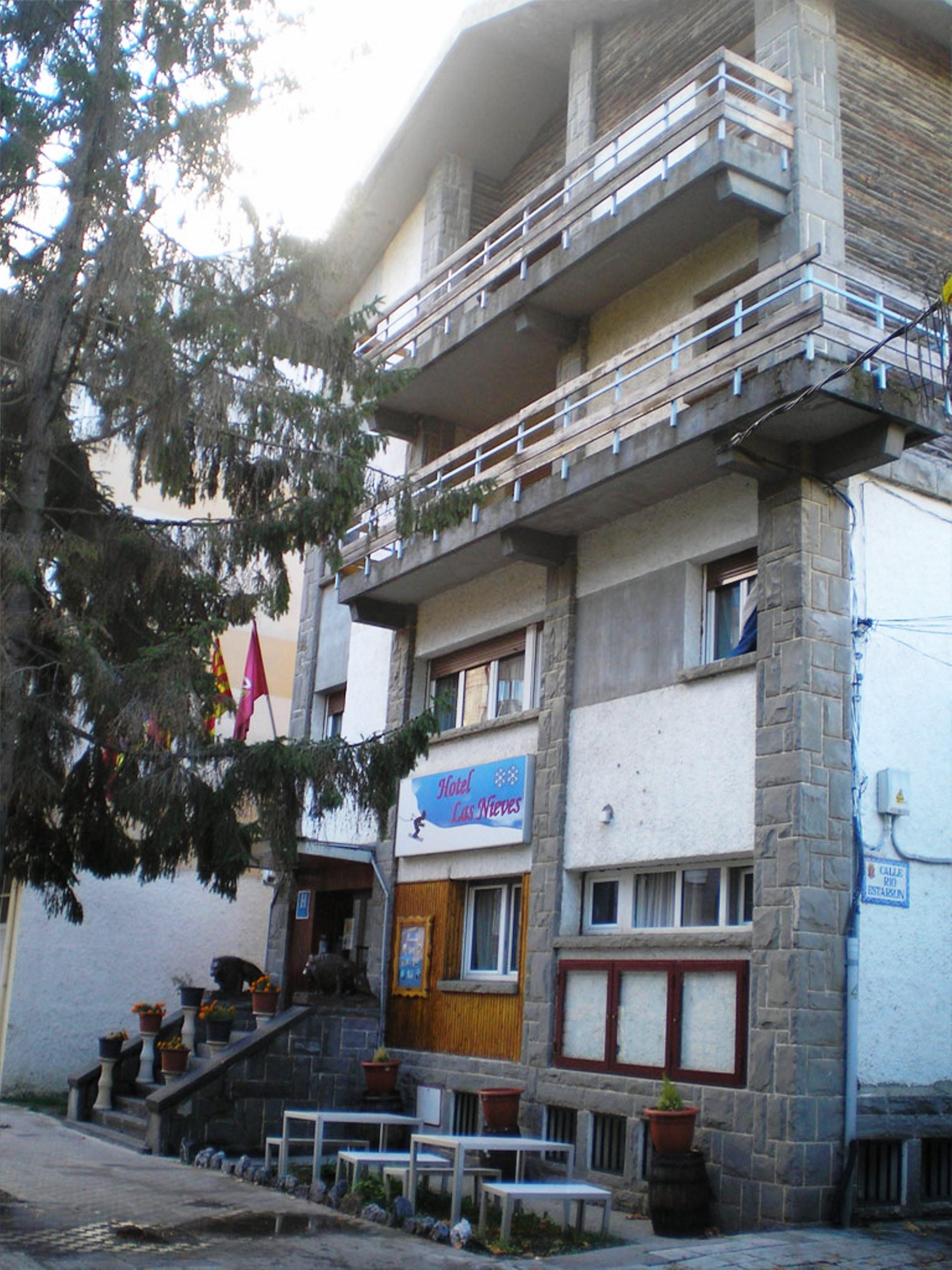 Auto Check In Hotel Las Nieves Jaca Esterno foto
