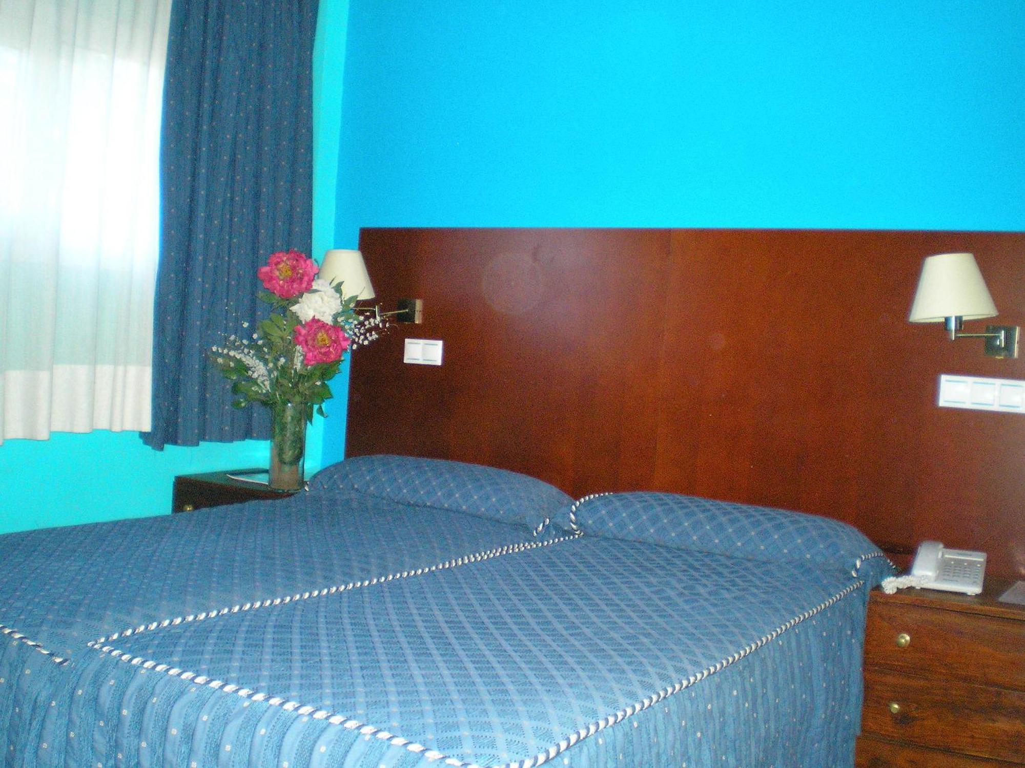 Auto Check In Hotel Las Nieves Jaca Esterno foto