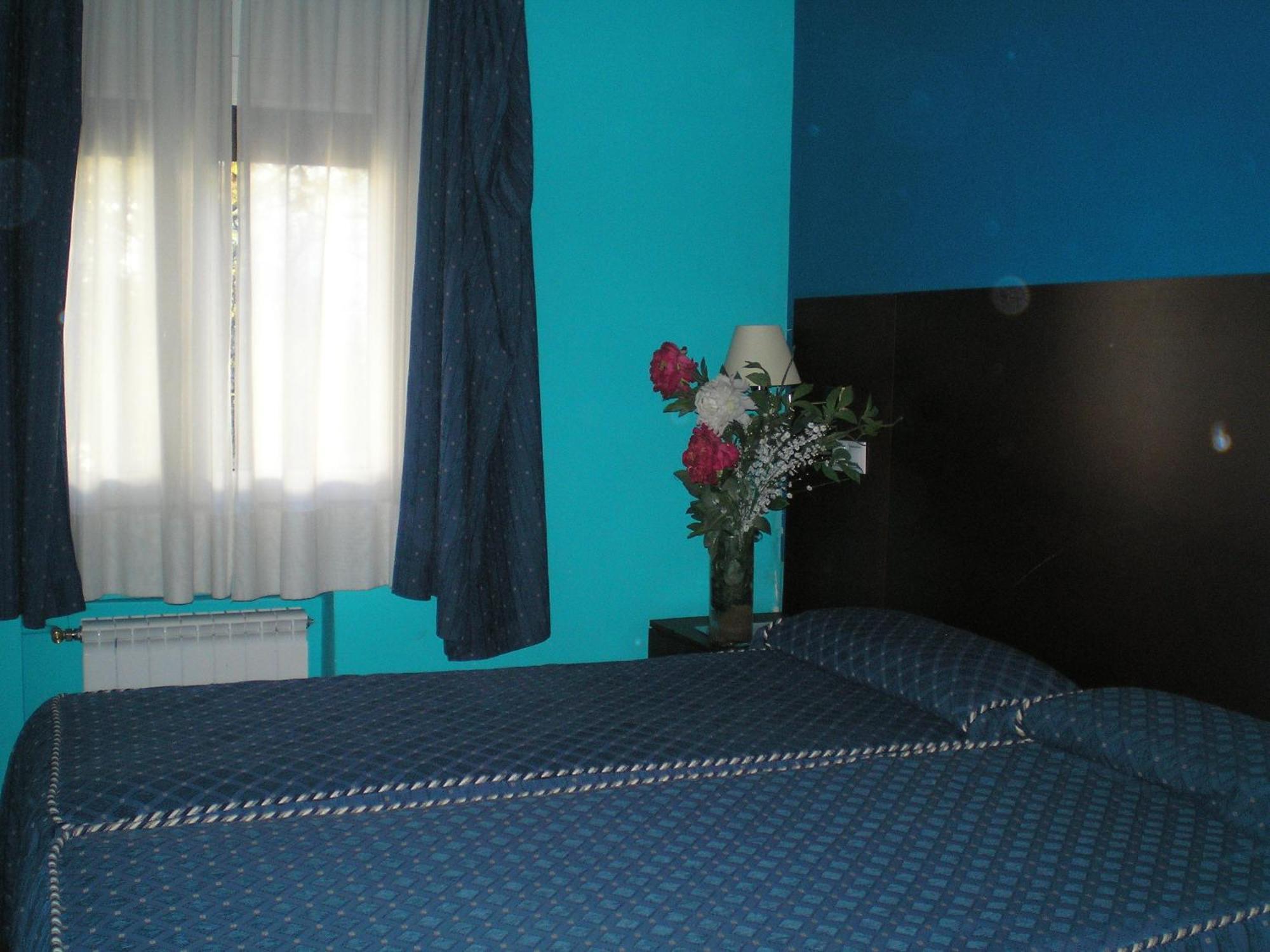 Auto Check In Hotel Las Nieves Jaca Esterno foto