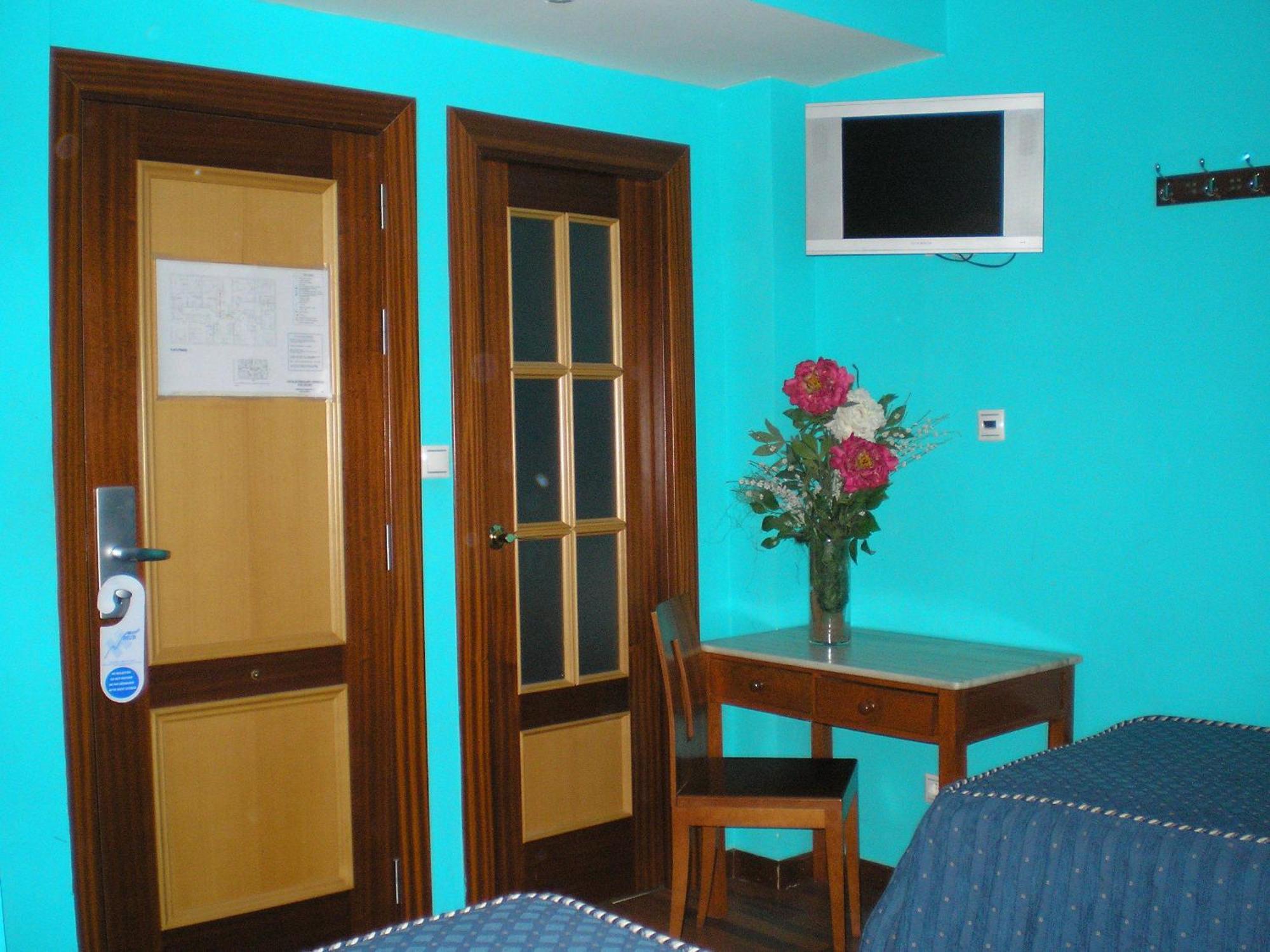 Auto Check In Hotel Las Nieves Jaca Esterno foto