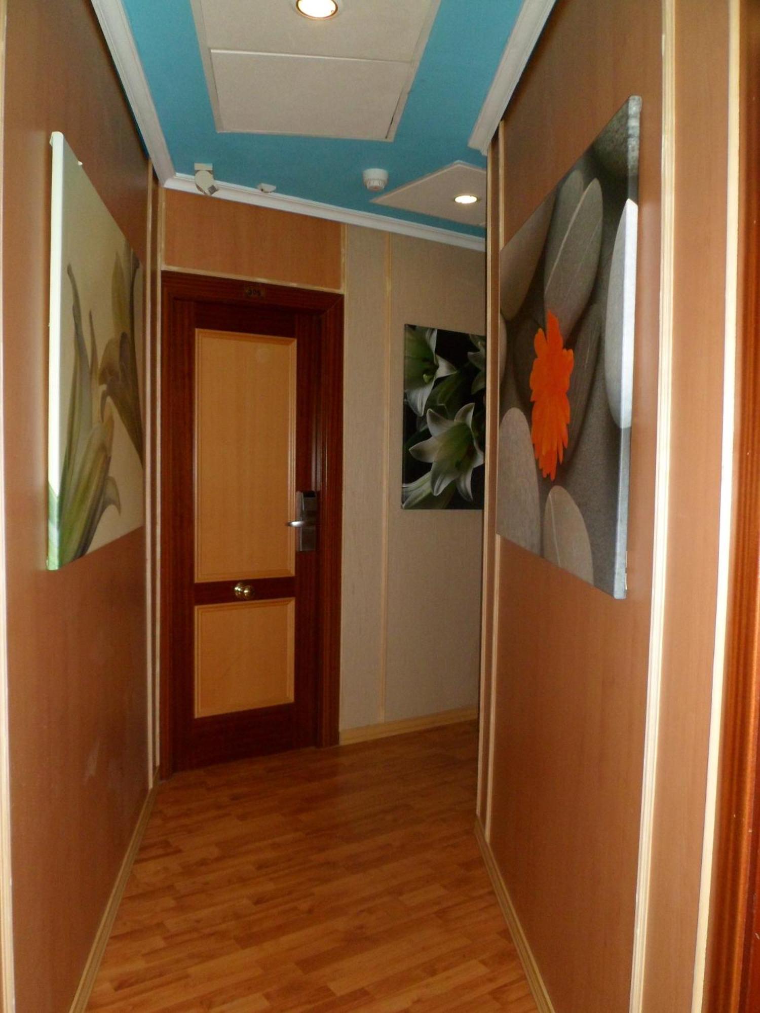 Auto Check In Hotel Las Nieves Jaca Esterno foto