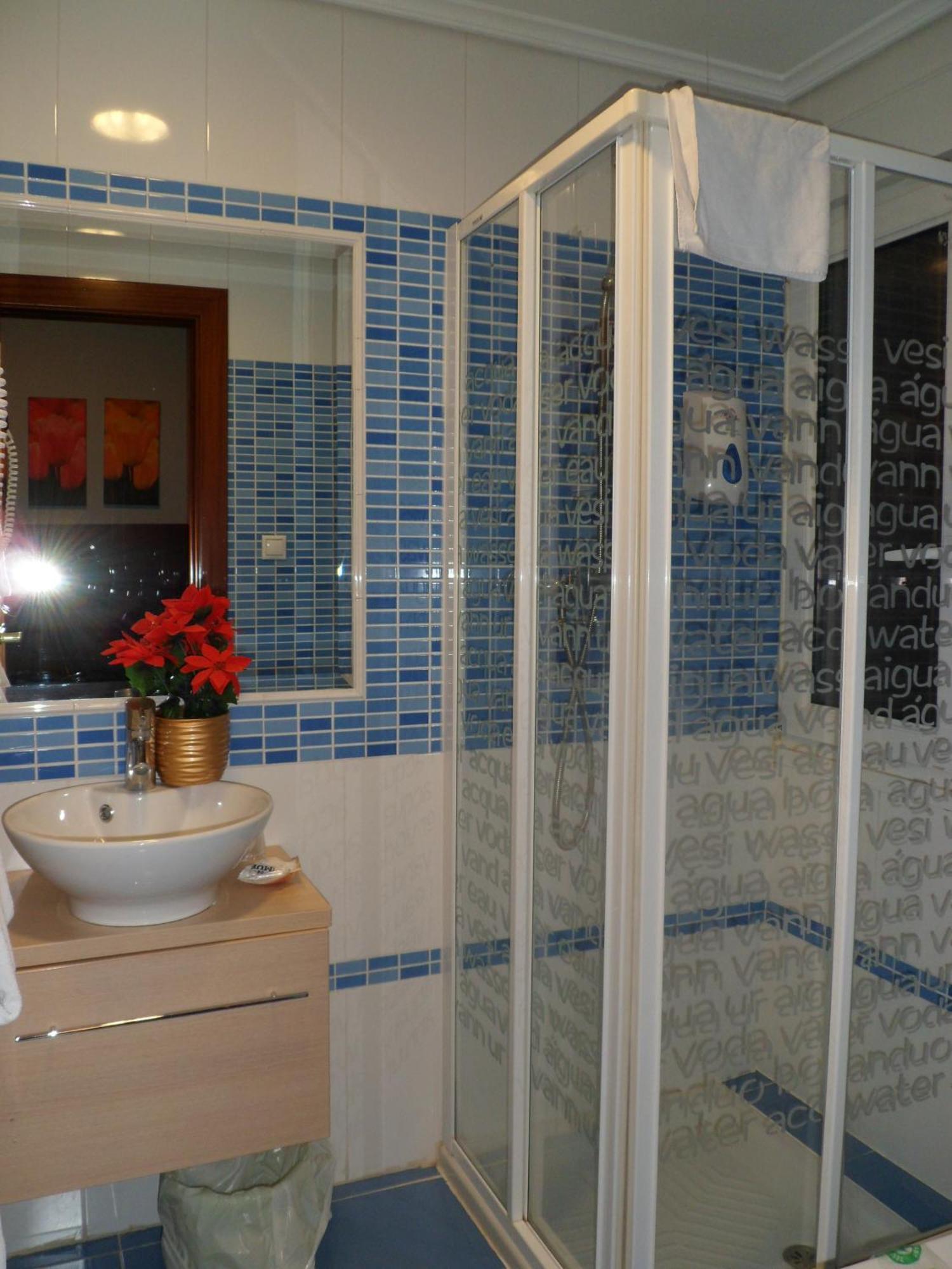 Auto Check In Hotel Las Nieves Jaca Esterno foto